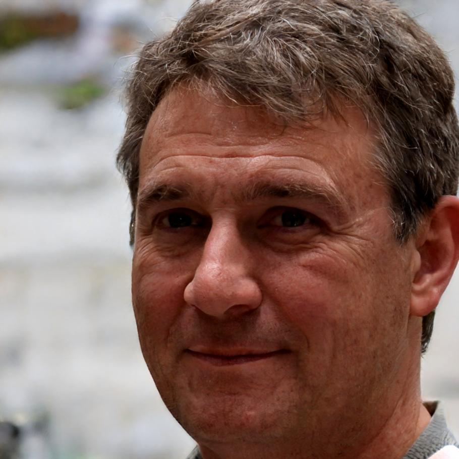 Miguel Torres, Analista Senior